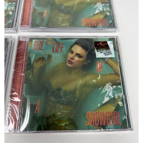 Taylor Swift The Life of a Showgirl CD Signed Autograph Photos 1-4 Complete Set - Picture 2 of 6